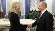 Президент РФ Владимир Путин и журналист американского телеканала NBC Мегин Келли перед началом интервью в Кремле Президент РФ Владимир Путин и журналист американского телеканала NBC Мегин Келли перед началом интервью в Кремле