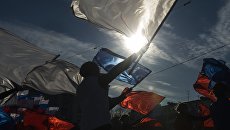 Участники мероприятия в стиле арт-моб Воссоединение по случаю празднования годовщины Крымской весны в Симферополе Участники мероприятия в стиле арт-моб Воссоединение по случаю празднования годовщины Крымской весны в Симферополе