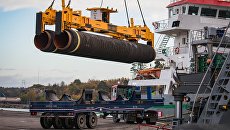 Погрузка труб для строительства газопровода Северный поток - 2 в порту Мукран, Германия Погрузка труб для строительства газопровода Северный поток - 2 в порту Мукран, Германия