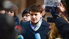 Надежда Савченко во время брифинга на Софийской площади в Киеве. Архивное фото Надежда Савченко во время брифинга на Софийской площади в Киеве. Архивное фото