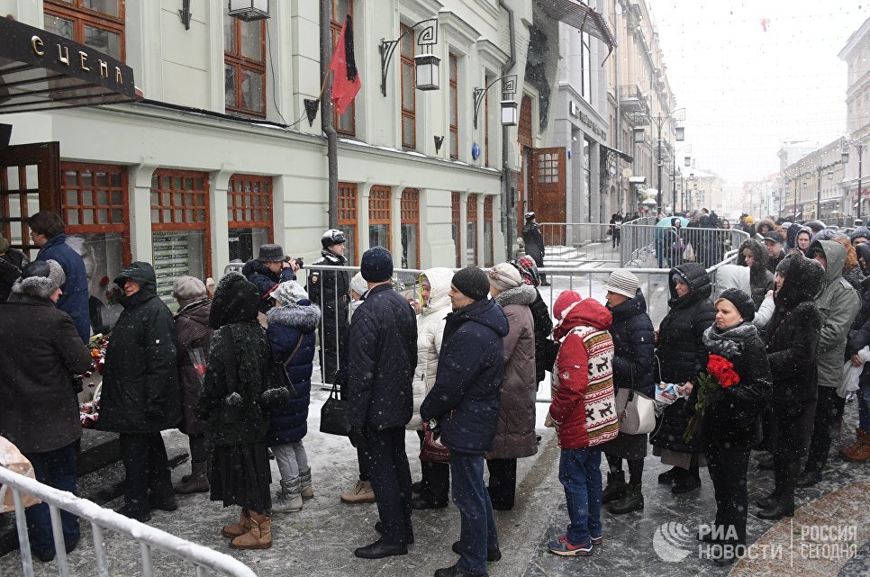Люди у входа в здание Московского Художественного театра (МХТ) имени А. П. Чехова в Камергерском переулке, где проходит церемония прощания с актером Олегом Табаковым Люди у входа в здание Московского Художественного театра (МХТ) имени А. П. Чехова в Камергерском переулке, где проходит церемония прощания с актером Олегом Табаковым