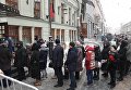 Люди у входа в здание Московского Художественного театра (МХТ) имени А. П. Чехова в Камергерском переулке, где проходит церемония прощания с актером Олегом Табаковым Люди у входа в здание Московского Художественного театра (МХТ) имени А. П. Чехова в Камергерском переулке, где проходит церемония прощания с актером Олегом Табаковым