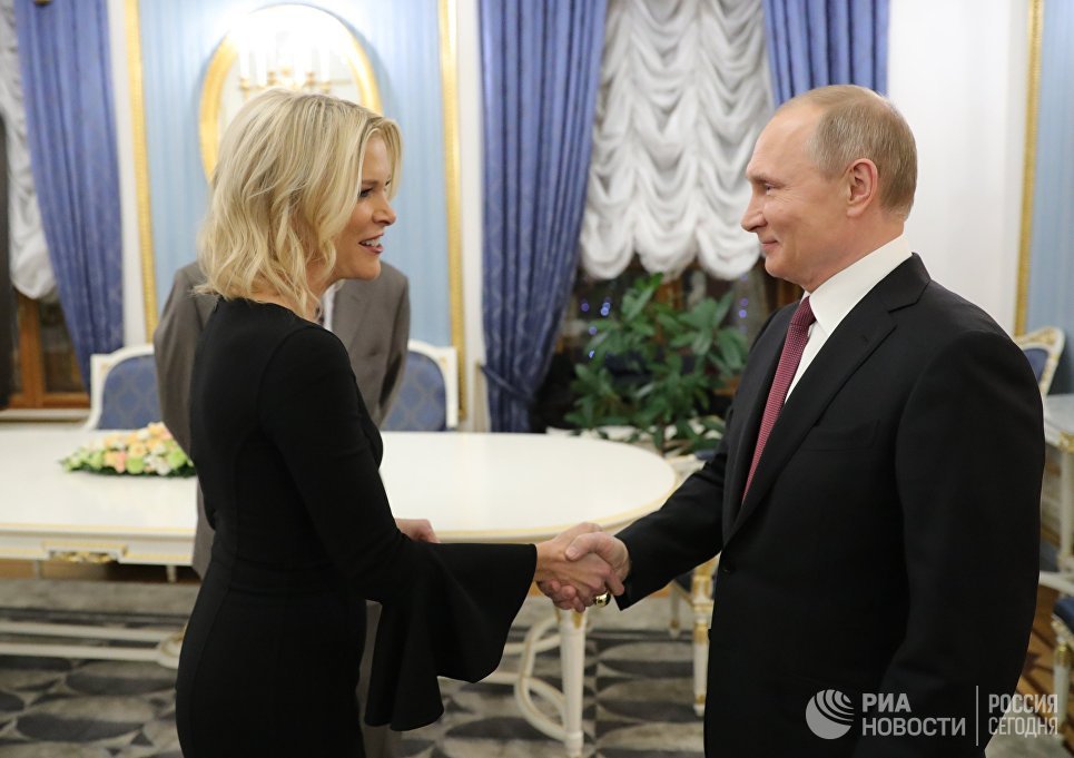 Президент РФ Владимир Путин и журналист американского телеканала NBC Мегин Келли перед началом интервью в Кремле Президент РФ Владимир Путин и журналист американского телеканала NBC Мегин Келли перед началом интервью в Кремле