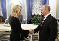 Президент РФ Владимир Путин и журналист американского телеканала NBC Мегин Келли перед началом интервью в Кремле Президент РФ Владимир Путин и журналист американского телеканала NBC Мегин Келли перед началом интервью в Кремле