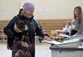 Женщина опускает бюллетень в урну на выборах президента РФ на избирательном участке №1331 в Екатеринбурге. 18 марта 2018 Женщина опускает бюллетень в урну на выборах президента РФ на избирательном участке №1331 в Екатеринбурге. 18 марта 2018