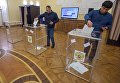 Избиратели голосуют на выборах президента Российской Федерации на избирательном участке №8026 в посольстве Российской Федерации в Республике Армения в Ереване. 18 марта 2018 Избиратели голосуют на выборах президента Российской Федерации на избирательном участке №8026 в посольстве Российской Федерации в Республике Армения в Ереване. 18 марта 2018