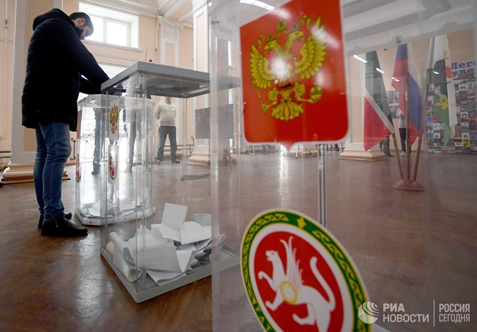 Мужчина опускает бюллетень в урну во время голосования на выборах президента Российской Федерации на избирательном участке №42 в Казани. 18 марта 2018 Мужчина опускает бюллетень в урну во время голосования на выборах президента Российской Федерации на избирательном участке №42 в Казани. 18 марта 2018