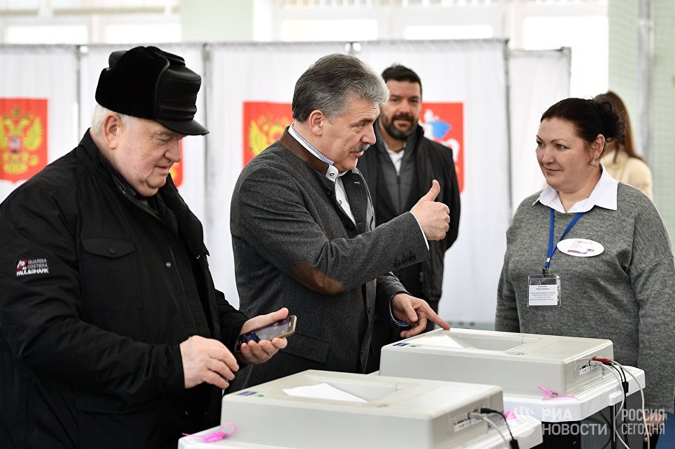 Кандидат в президенты РФ от КПРФ Павел Грудинин голосует на выборах президента РФ на избирательном участке №13-06 в Москве. 18 марта 2018 Кандидат в президенты РФ от КПРФ Павел Грудинин голосует на выборах президента РФ на избирательном участке №13-06 в Москве. 18 марта 2018