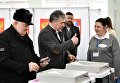 Кандидат в президенты РФ от КПРФ Павел Грудинин голосует на выборах президента РФ на избирательном участке №13-06 в Москве. 18 марта 2018 Кандидат в президенты РФ от КПРФ Павел Грудинин голосует на выборах президента РФ на избирательном участке №13-06 в Москве. 18 марта 2018