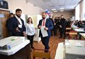 Кандидат в президенты РФ от партии Коммунисты России Максим Сурайкин голосует на выборах президента РФ на избирательном участке № 137 в Москве. 18 марта 2018 Кандидат в президенты РФ от партии Коммунисты России Максим Сурайкин голосует на выборах президента РФ на избирательном участке № 137 в Москве. 18 марта 2018