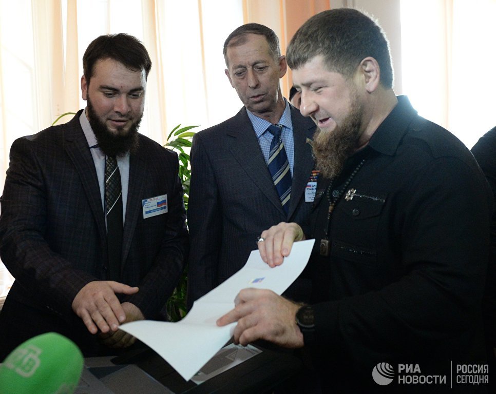 Глава Чеченской Республики Рамзан Кадыров опускает бюллетень в урну на выборах президента РФ на избирательном участке №165 в Грозном. 18 марта 2018 Глава Чеченской Республики Рамзан Кадыров опускает бюллетень в урну на выборах президента РФ на избирательном участке №165 в Грозном. 18 марта 2018