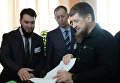 Глава Чеченской Республики Рамзан Кадыров опускает бюллетень в урну на выборах президента РФ на избирательном участке №165 в Грозном. 18 марта 2018 Глава Чеченской Республики Рамзан Кадыров опускает бюллетень в урну на выборах президента РФ на избирательном участке №165 в Грозном. 18 марта 2018