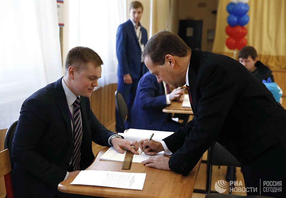 Председатель правительства РФ РФ Дмитрий Медведев на избирательном участке в Москве во время голосования на выборах президента РФ. 18 марта 2018 Председатель правительства РФ РФ Дмитрий Медведев на избирательном участке в Москве во время голосования на выборах президента РФ. 18 марта 2018