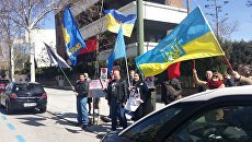 Протест украинцев напротив здания посольства России в Мадриде, где проходит голосование на выборах президента России. 18 марта 2018 Протест украинцев напротив здания посольства России в Мадриде, где проходит голосование на выборах президента России. 18 марта 2018