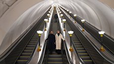 Пассажиры на станции метро Спортивная Сокольнической линии. Архивное фото Пассажиры на станции метро Спортивная Сокольнической линии. Архивное фото