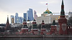 Московский Кремль и Кремлевская набережная. Архивное фото Московский Кремль и Кремлевская набережная. Архивное фото