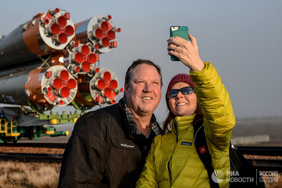 Журналисты фотографируются на фоне ракеты-носителя Союз-ФГ c транспортно-пилотируемым кораблем Союз МС-08 на стартовую площадку космодрома Байконур Журналисты фотографируются на фоне ракеты-носителя Союз-ФГ c транспортно-пилотируемым кораблем Союз МС-08 на стартовую площадку космодрома Байконур
