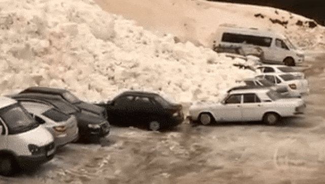 Сход лавины в Приэльбрусье Сход лавины в Приэльбрусье
