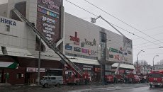 Сотрудники пожарной охраны МЧС борются с пожаром в торговом центре «Зимняя вишня». Архивное фото Сотрудники пожарной охраны МЧС борются с пожаром в торговом центре «Зимняя вишня». Архивное фото