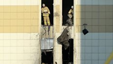 Сотрудники МЧС во время ликвидации последствий пожара в ТЦ Зимняя вишня в Кемерово. 26 марта 2018 Сотрудники МЧС во время ликвидации последствий пожара в ТЦ Зимняя вишня в Кемерово. 26 марта 2018