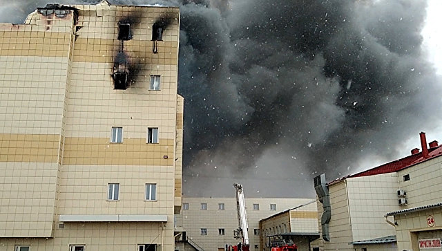 Пожар в здании торгового центра Зимняя вишня в Кемерово. Архивное фото