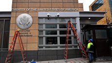 Рабочий у здания посольства США в Большом Девятинском переулке в Москве Рабочий у здания посольства США в Большом Девятинском переулке в Москве