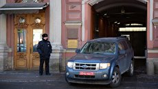 Служебный автомобиль у здания генерального консульства США в Санкт-Петербурге. Архивное фото Служебный автомобиль у здания генерального консульства США в Санкт-Петербурге. Архивное фото