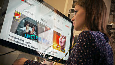 Девушка смотрит YouTube-канал украинского пранкера Евгения Вольнова (Никита Кувиков) Девушка смотрит YouTube-канал украинского пранкера Евгения Вольнова (Никита Кувиков)