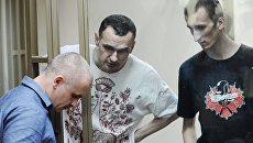 Олег Сенцов и Александр Кольченко в суде. Архивное фото Олег Сенцов и Александр Кольченко в суде. Архивное фото