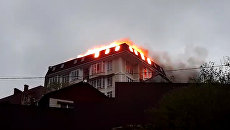 Огонь охватил пятиэтажный дом в центре Сочи. Кадры пожара Огонь охватил пятиэтажный дом в центре Сочи. Кадры пожара
