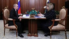 Президент РФ Владимир Путин и председатель Центральной избирательной комиссии Элла Памфилова во время встречи. 3 апреля 2018 Президент РФ Владимир Путин и председатель Центральной избирательной комиссии Элла Памфилова во время встречи. 3 апреля 2018