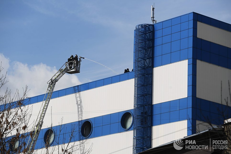Сотрудники противопожарной службы МЧС РФ на тушении пожара в детском торговом центре Персей в Москве Сотрудники противопожарной службы МЧС РФ на тушении пожара в детском торговом центре Персей в Москве