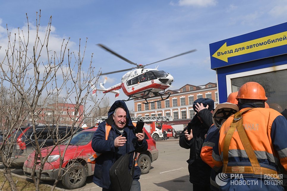 Вертолет Центра экстренной медицинской помощи приземляется у детского торгового центра Персей в Москве, где произошло возгорание Вертолет Центра экстренной медицинской помощи приземляется у детского торгового центра Персей в Москве, где произошло возгорание
