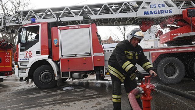 Сотрудник противопожарной службы МЧС РФ на тушении пожара в детском торговом центре Персей в Москве. 4 апреля 2018