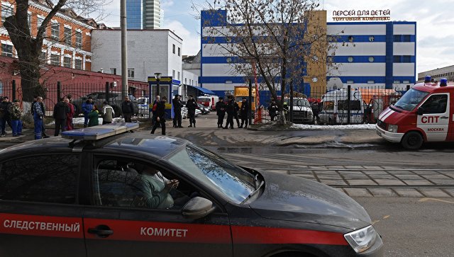 Автомобиль Следственного комитета России у детского торгового центра Персей в Москве, где произошло возгорание. 4 апреля 2018