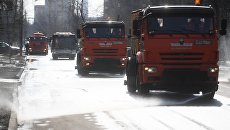 Спецтехника поливает дорогу. Архивное фото Спецтехника поливает дорогу. Архивное фото