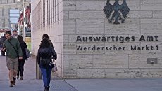 Прохожие у здания Министерства иностранных дел Германии в Берлине. Архивное фото Прохожие у здания Министерства иностранных дел Германии в Берлине. Архивное фото