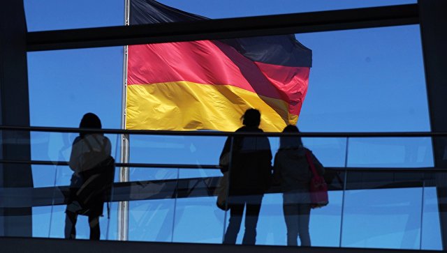 Флаг Германии на здании Рейхстага. Архивное фото