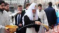 Патриарх Московский и всея Руси Кирилл освящает куличи после богослужения в праздник Благовещения Пресвятой Богородицы в кафедральном соборном Храме Христа Спасителя в Москве Патриарх Московский и всея Руси Кирилл освящает куличи после богослужения в праздник Благовещения Пресвятой Богородицы в кафедральном соборном Храме Христа Спасителя в Москве