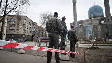 Полицейские около мечети в Санкт-Петербурге. Архивное фото Полицейские около мечети в Санкт-Петербурге. Архивное фото