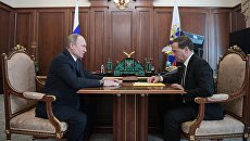 Президент РФ Владимир Путин и председатель правительства РФ Дмитрий Медведев во время встречи. 10 апреля 2018 Президент РФ Владимир Путин и председатель правительства РФ Дмитрий Медведев во время встречи. 10 апреля 2018