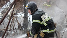 Сотрудники МЧС на месте крушения вертолета МИ-8 в городе Хабаровске. Архивное фото Сотрудники МЧС на месте крушения вертолета МИ-8 в городе Хабаровске. Архивное фото