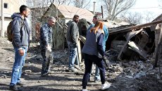 Местные жители Куйбышевского района у гаража, поврежденного в ходе ночного обстрела Донецка. Апрель 2018 Местные жители Куйбышевского района у гаража, поврежденного в ходе ночного обстрела Донецка. Апрель 2018