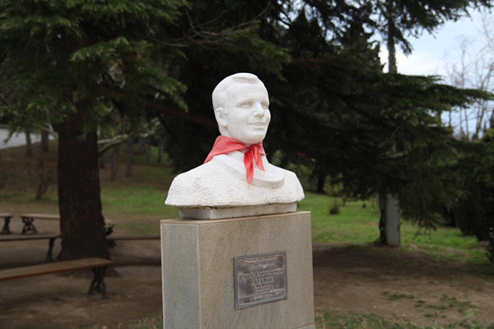 Памятник Гагарину на территории детского лагеря Хрустальный. Памятник Гагарину на территории детского лагеря Хрустальный.