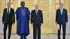 Президент РФ Владимир Путин и чрезвычайный и полномочный посол Нигерии Стив Дэвис Угба. Архивное фото Президент РФ Владимир Путин и чрезвычайный и полномочный посол Нигерии Стив Дэвис Угба. Архивное фото