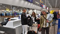 Пассажиры в зоне отлета аэропорта Шереметьево, откуда совершит первый рейс самолет компании Аэрофлот из Москвы в Каир. 11 апреля 2018 Пассажиры в зоне отлета аэропорта Шереметьево, откуда совершит первый рейс самолет компании Аэрофлот из Москвы в Каир. 11 апреля 2018