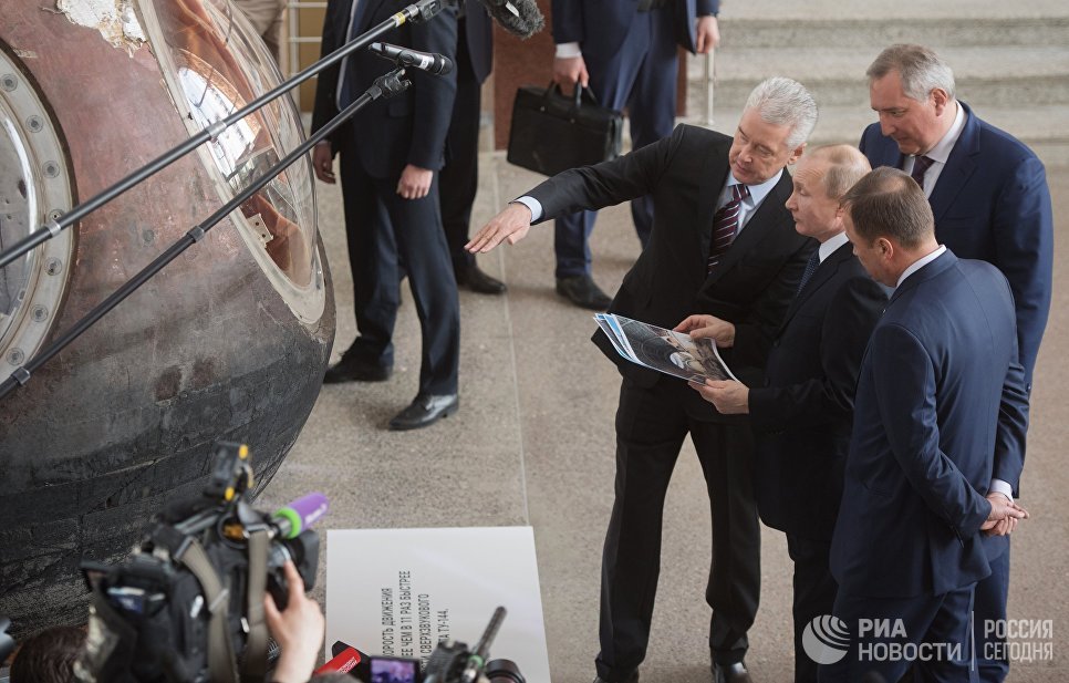 Президент РФ Владимир Путин у спускаемого аппарата космического корабля Восток-1 во время посещения центра Космонавтика и авиация. 12 апреля 2018 Президент РФ Владимир Путин у спускаемого аппарата космического корабля Восток-1 во время посещения центра Космонавтика и авиация. 12 апреля 2018