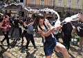 Участники во время праздничных обливаний водой на площади Рынок во Львове Участники во время праздничных обливаний водой на площади Рынок во Львове