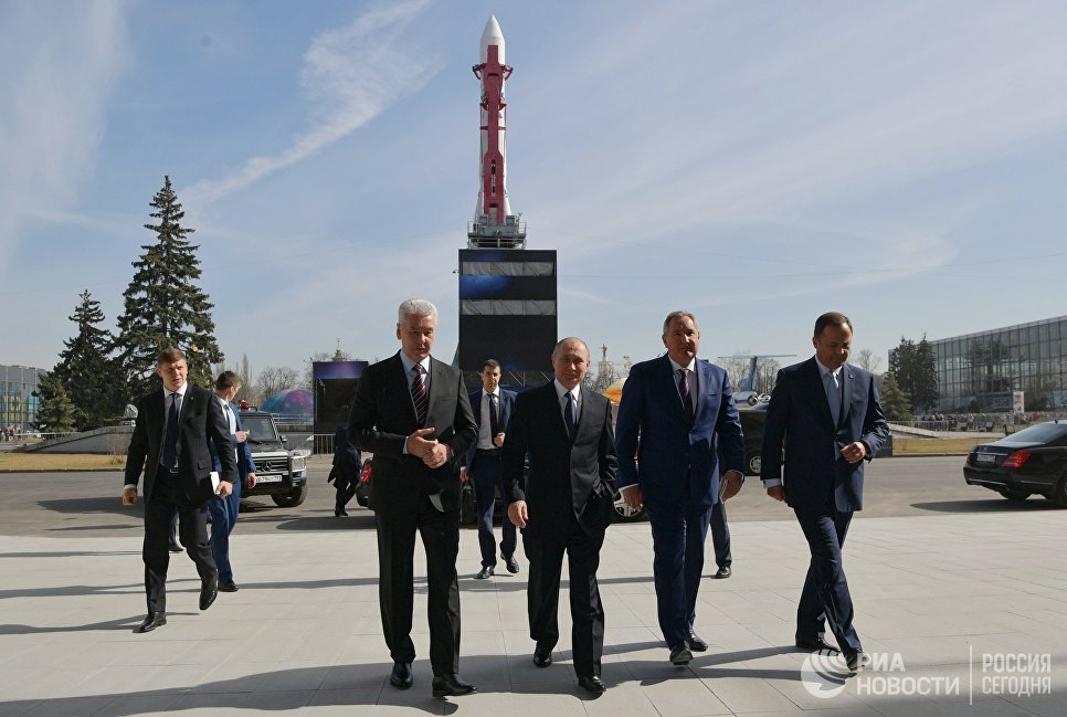 Президент РФ Владимир Путин во время посещения центра Космонавтика и авиация Президент РФ Владимир Путин во время посещения центра Космонавтика и авиация