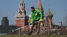 Участники городского субботника в парке Зарядье в Москве. 14 апреля 2018 Участники городского субботника в парке Зарядье в Москве. 14 апреля 2018